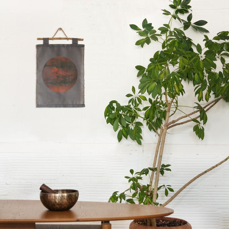 tenture murale gris et rougedans un salon minimaliste et zen