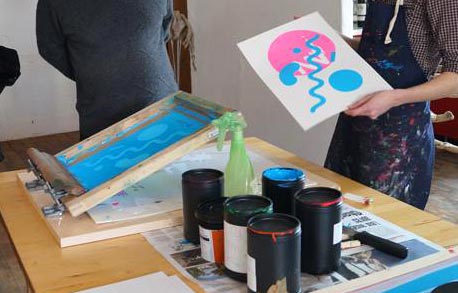 matériel pour cours de sérigraphie papier en deux couleurs dans un atelier