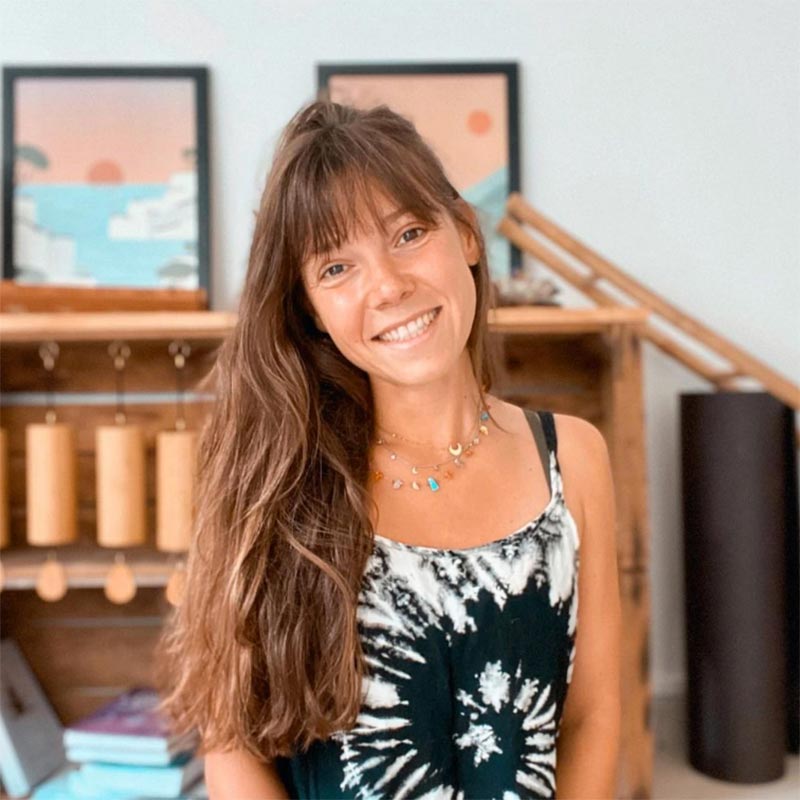 Marie-laure professeure de yoga posant dans son studio de yoga
