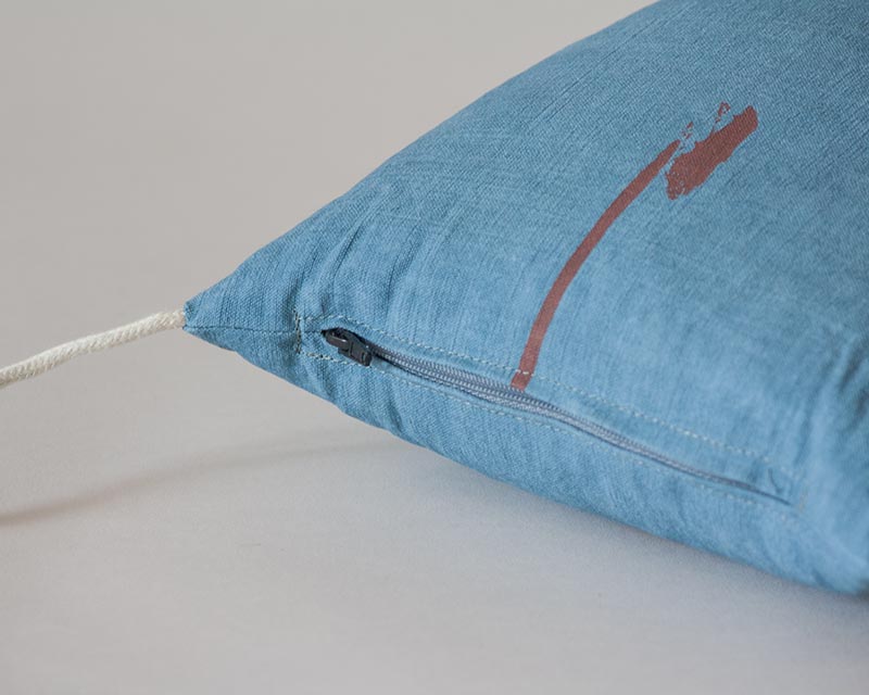 vue détaillée sur le zip de l'oreiller japonais Shodô bleu