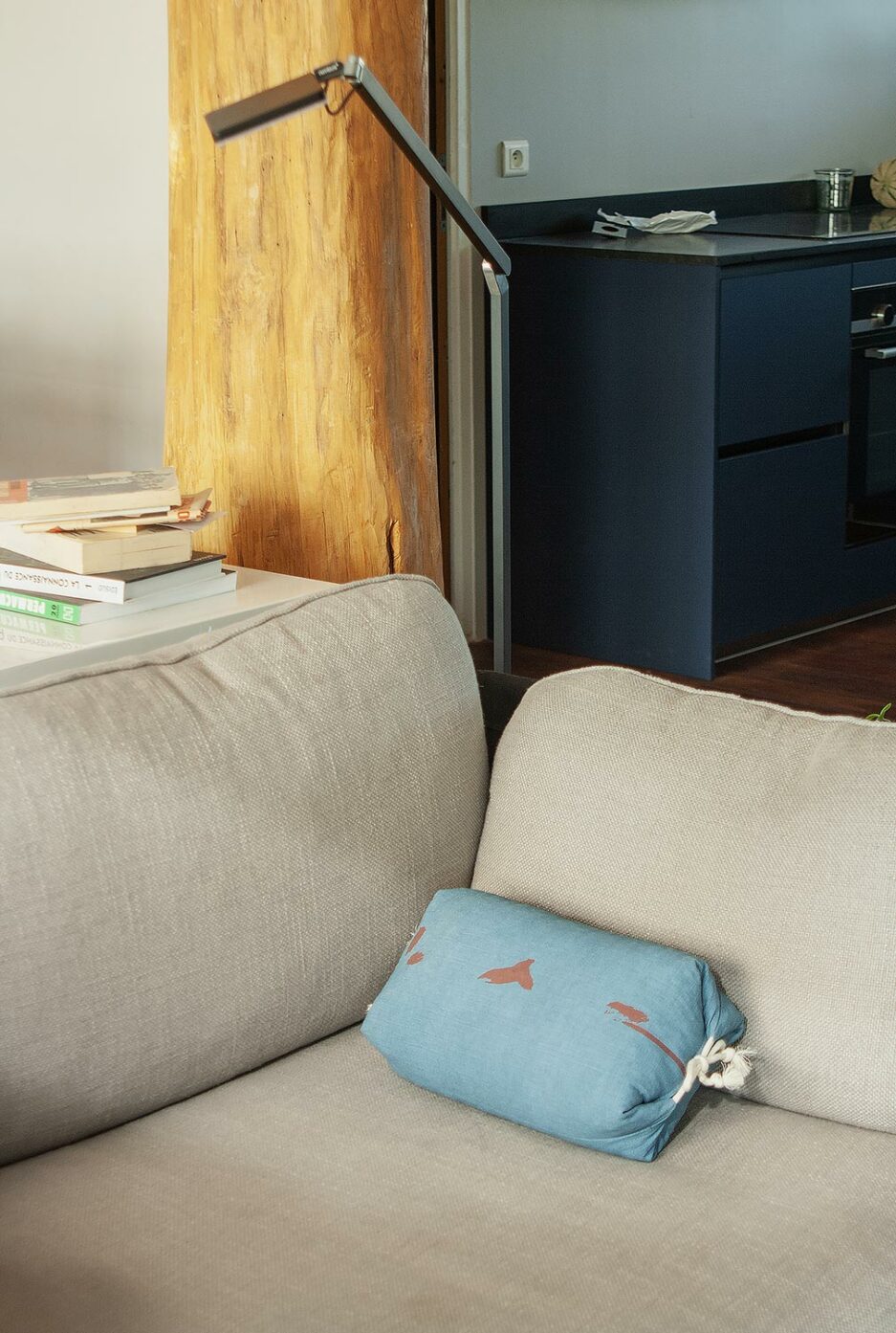 l'oreiller japonais Shodô bleu posé sur un canapé dans un intérieur contemporain