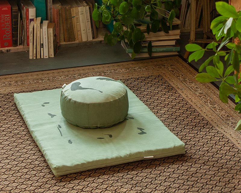 zabuton Shodô vert ou tapis de méditation avec le zafu de la même collection posé dessus dans un intérieur bohème