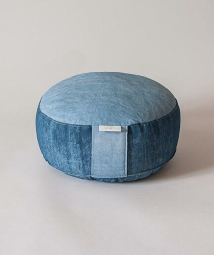 zafu Aura bleu présenté sur fond blanc