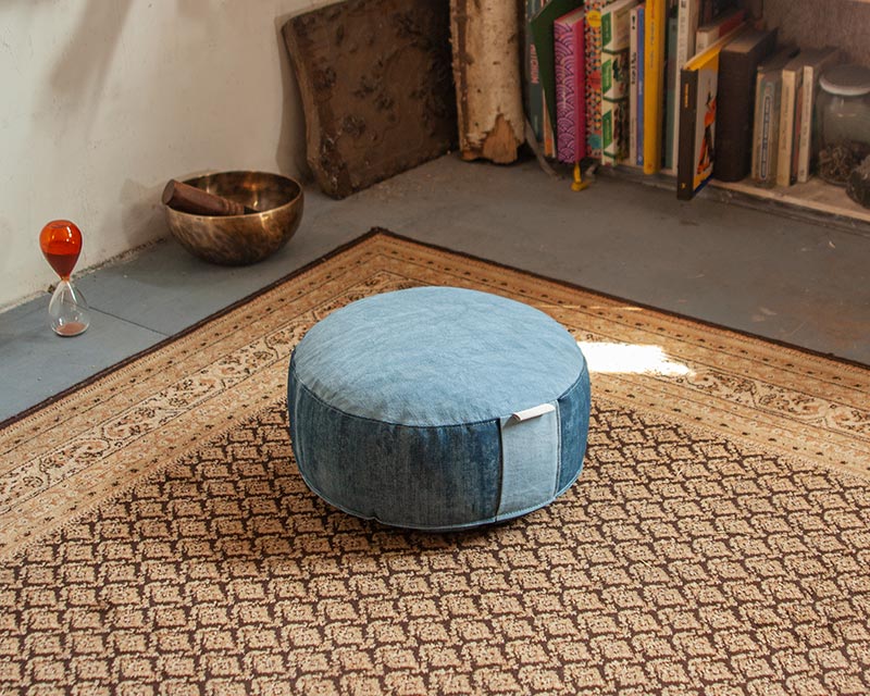 zafu bleu sur tapis de salon au décor bohème
