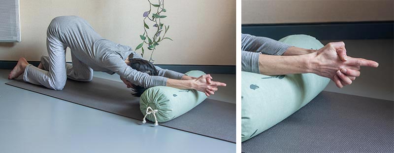 anne en posture du coeur fondant sur un coussin de yoga avec les mains en ksepana mudra